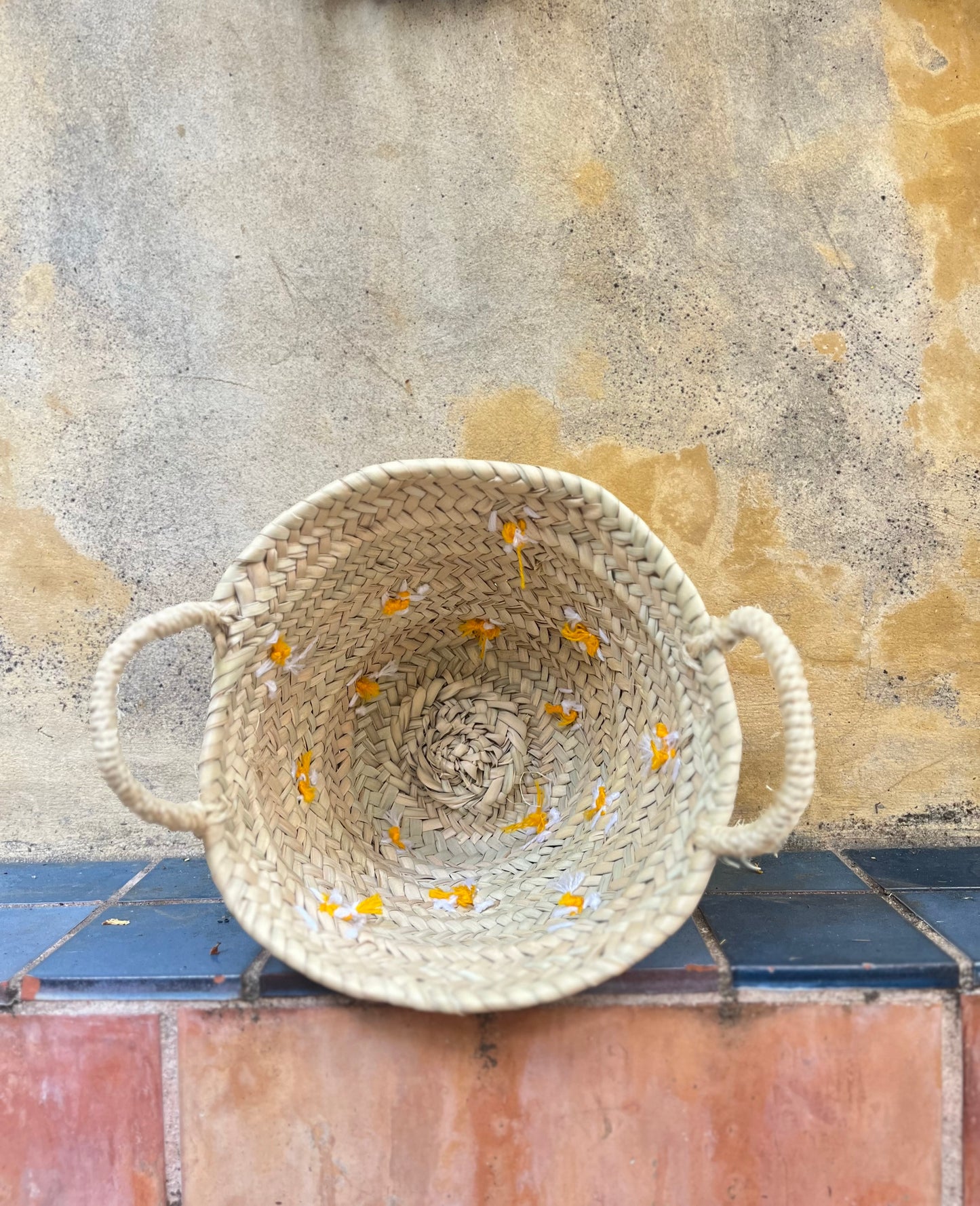 Petit panier de rangement avec broderie marguerite