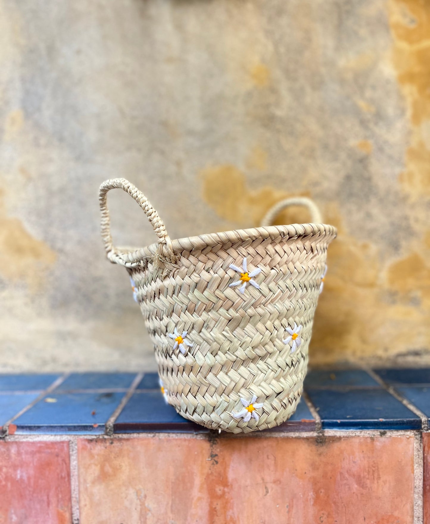 Petit panier de rangement avec broderie marguerite