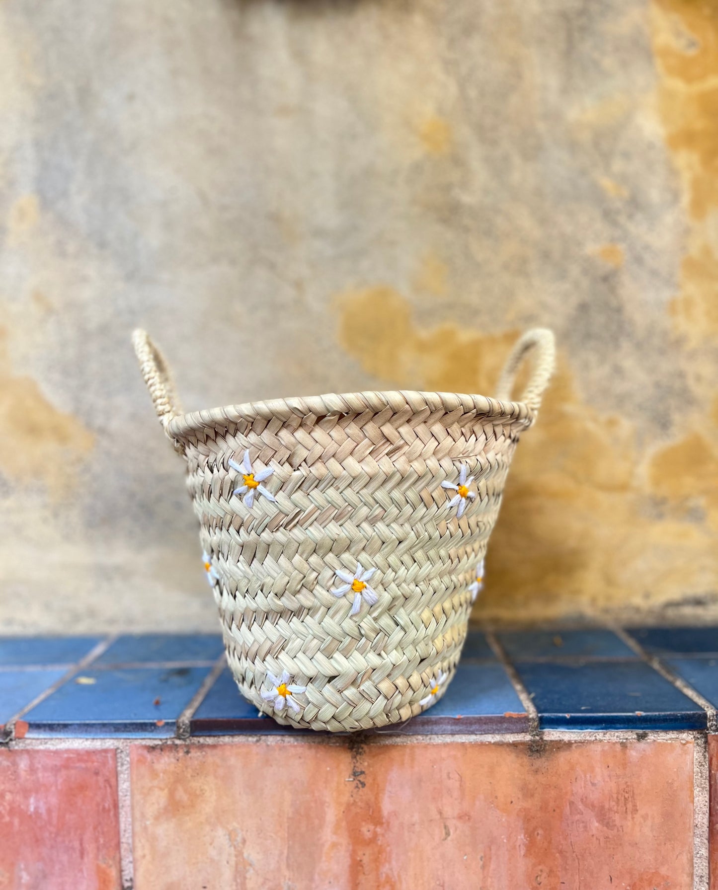 Petit panier de rangement avec broderie marguerite