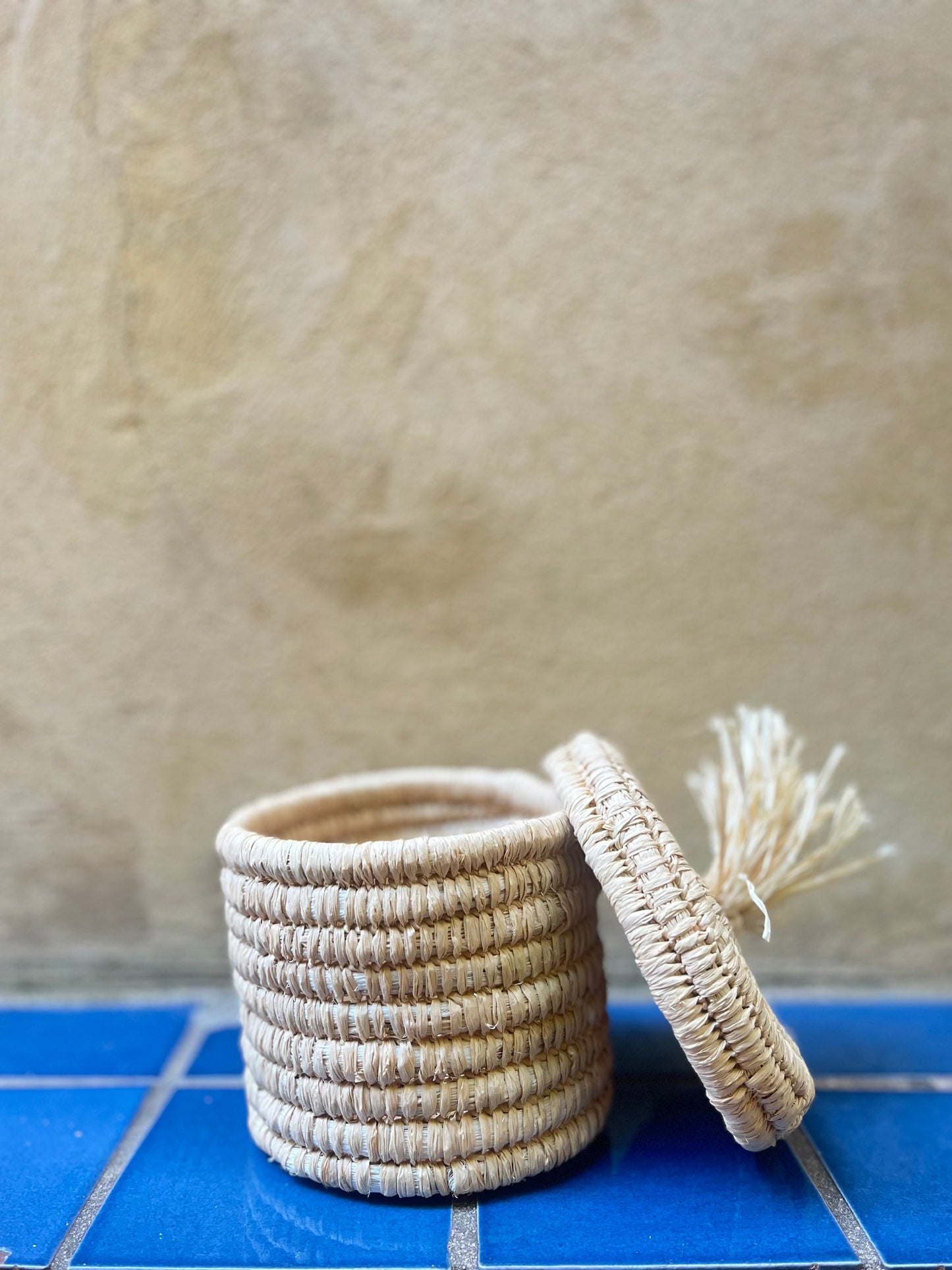 Panier avec son couvercle pompon raphia