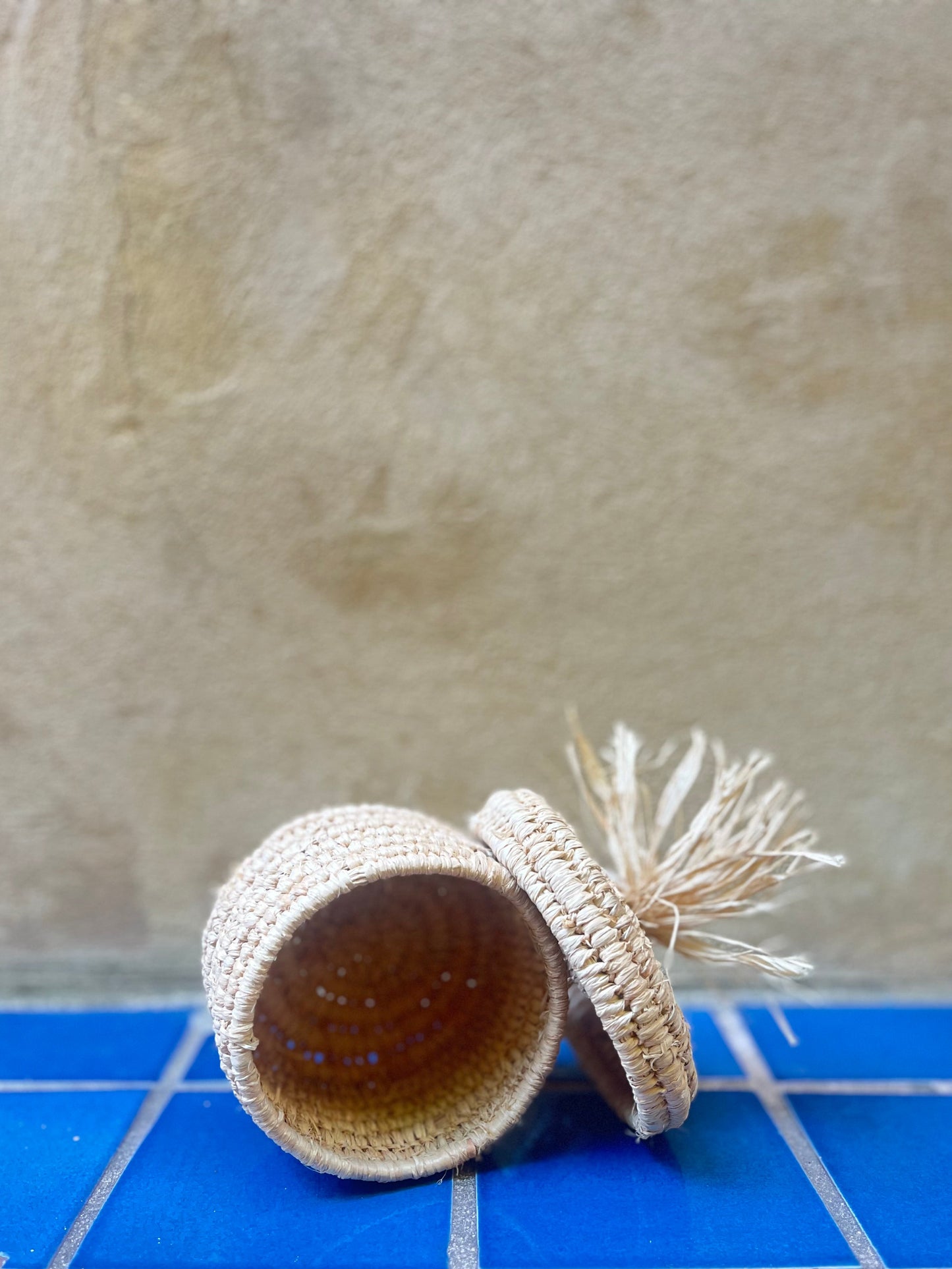 Petit panier avec son couvercle pompon en raphia