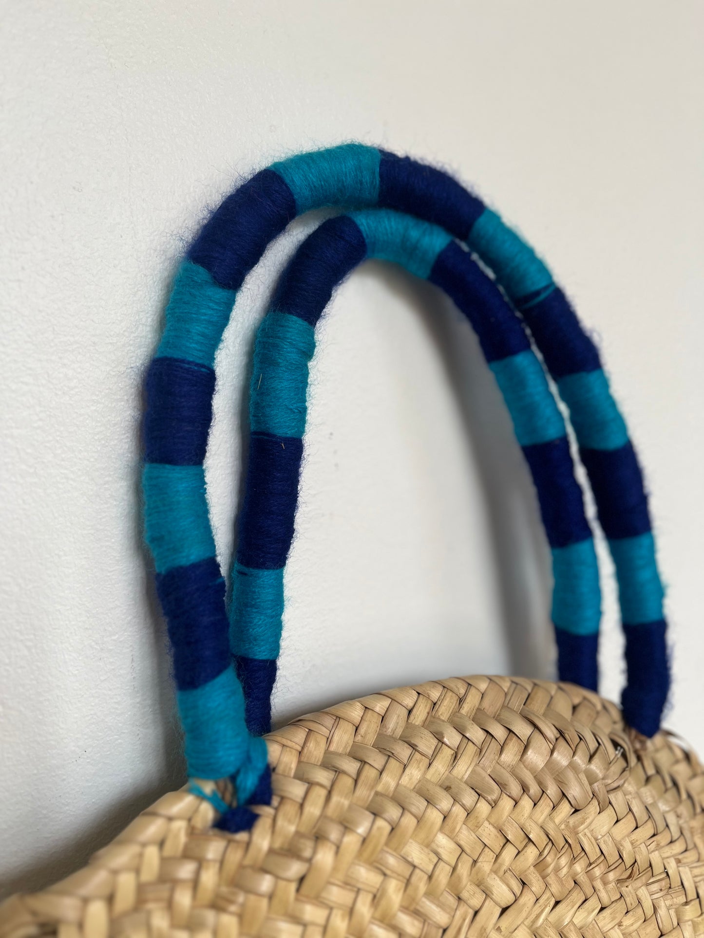 Panier rond avec anses colorées - DINA