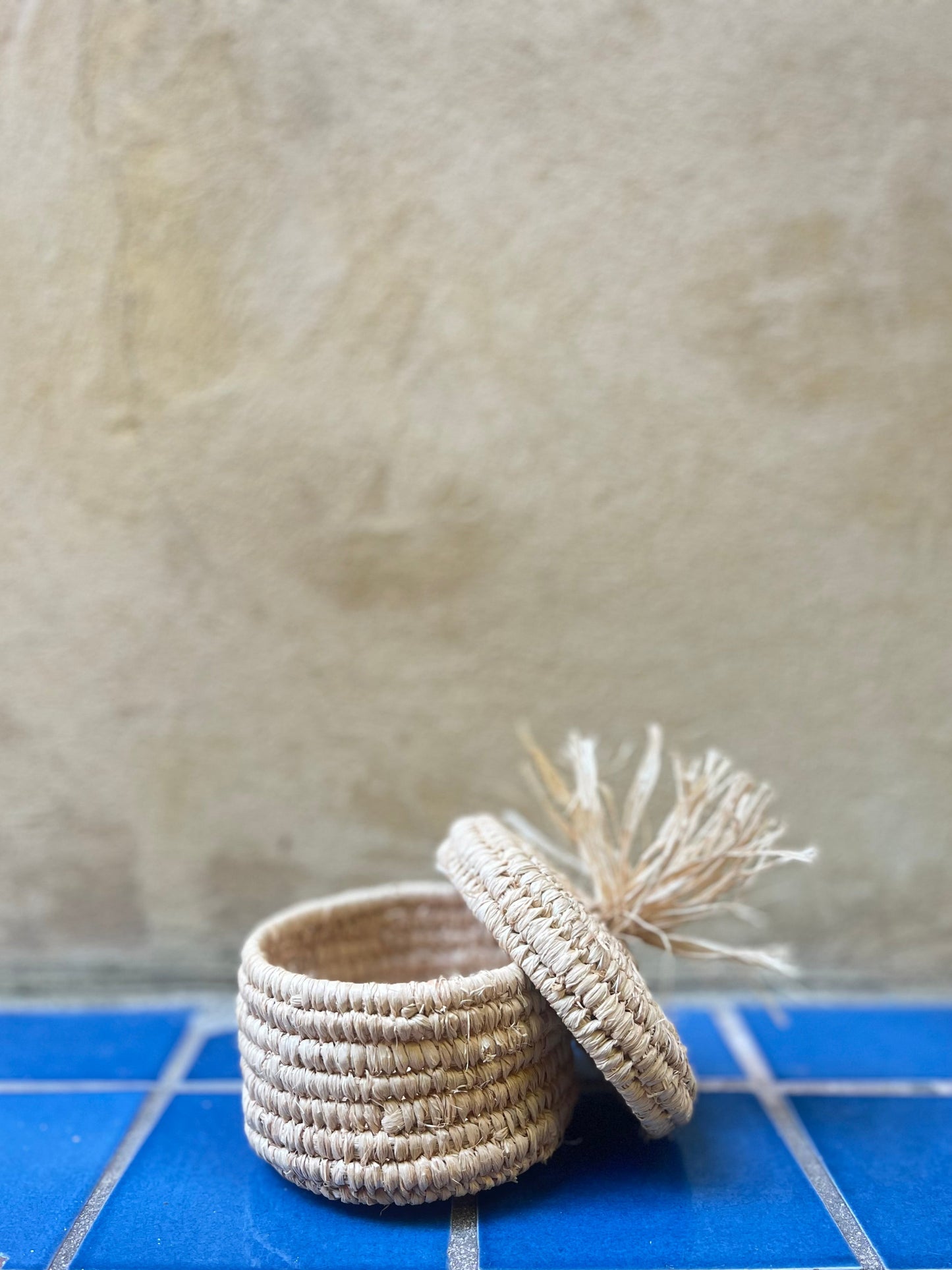 Petit panier avec son couvercle pompon en raphia