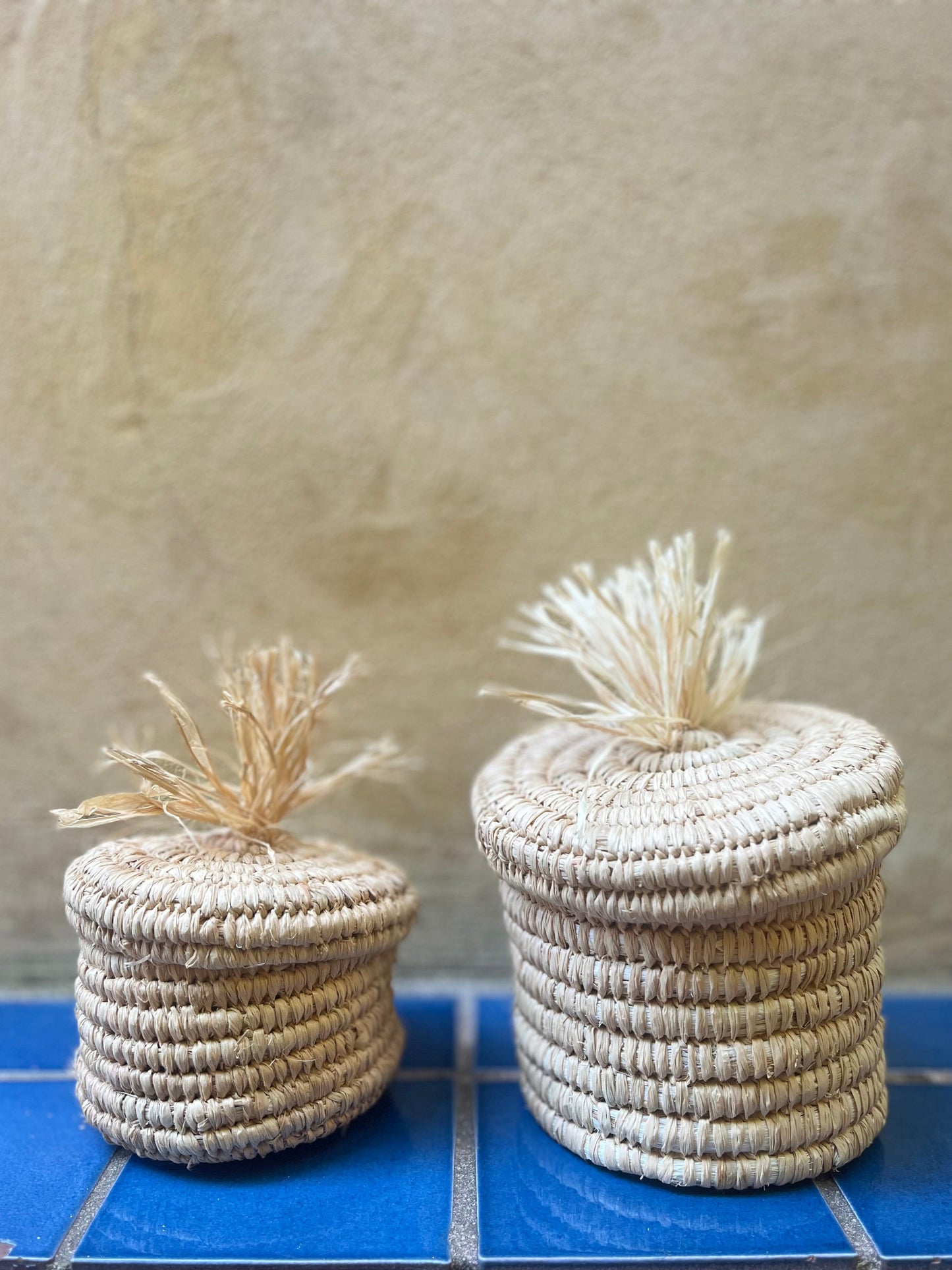 Petit panier avec son couvercle pompon en raphia