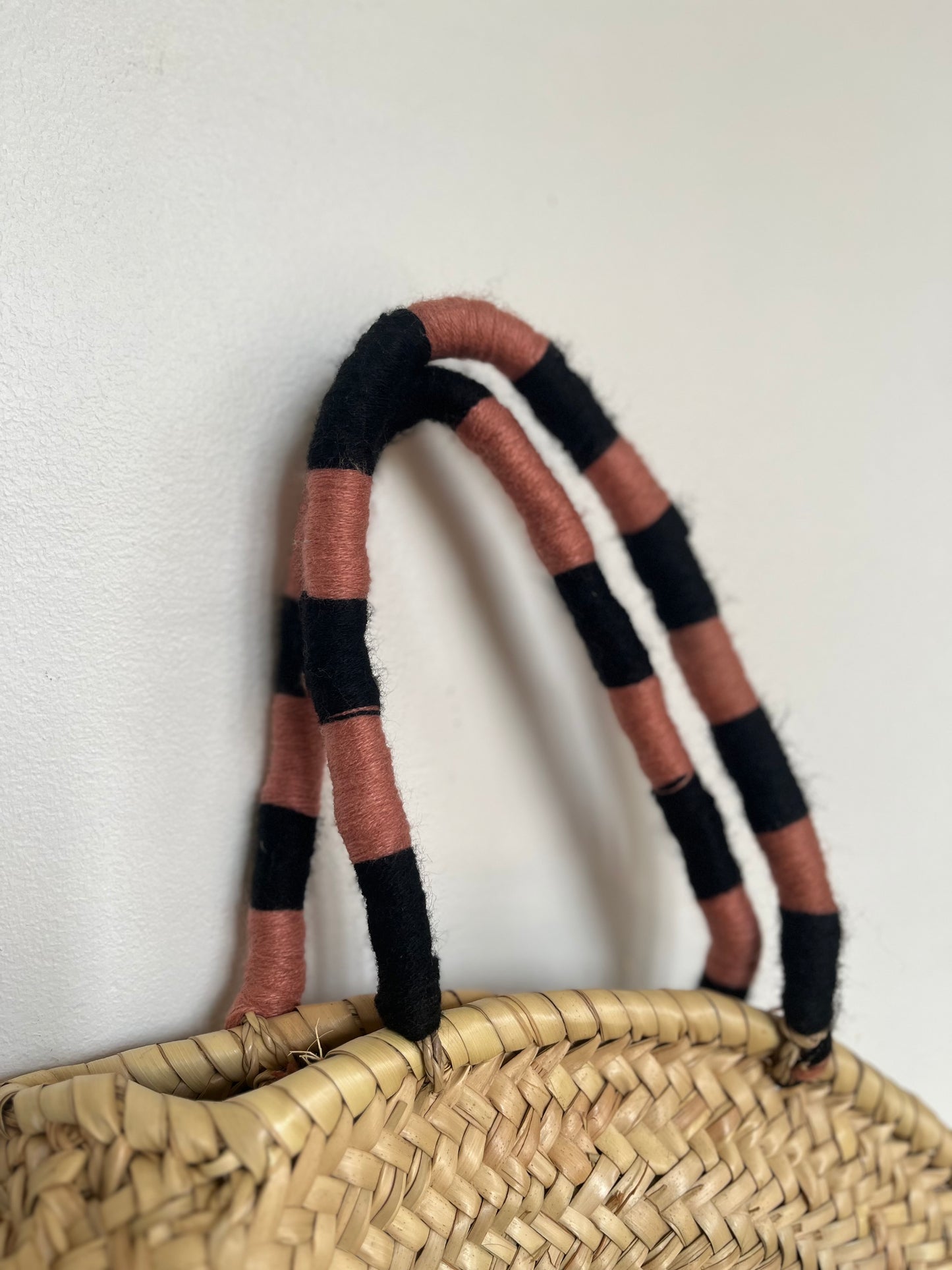 Panier rond avec anses colorées - DINA