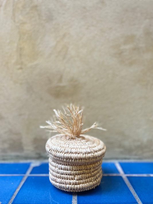 Petit panier avec son couvercle pompon en raphia